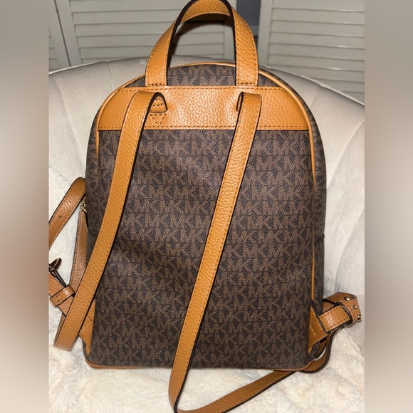 COPY - Michael Kors Sheila Medium Logo Backpack - Picture 4 of 5